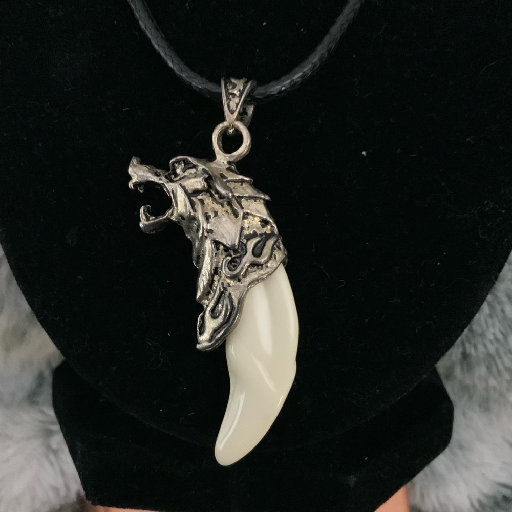 WOLF HEAD💪🏼 BONE TOOTH ON LEATHER ROPE CHAIN👄
